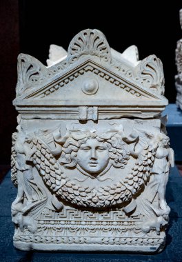 Antik Perge kentinden heykeller, lahitler ve diğer eserler Antalya Müzesi 'nde sergileniyor. Perge, Antalya, Türkiye 'deki sütunlar. Pamphylian antik kentindeki sütunlu caddenin kalıntıları. Perge, Antalya, Türkiye 'deki sütunlar.