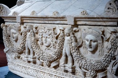 Antik Perge kentinden heykeller, lahitler ve diğer eserler Antalya Müzesi 'nde sergileniyor. Perge, Antalya, Türkiye 'deki sütunlar. Pamphylian antik kentindeki sütunlu caddenin kalıntıları. Perge, Antalya, Türkiye 'deki sütunlar.