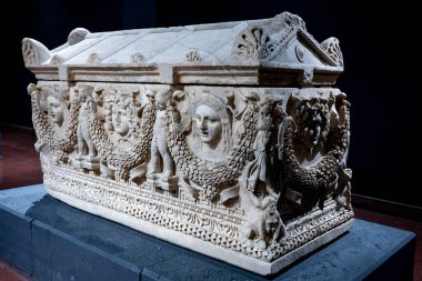 Antik Perge kentinden heykeller, lahitler ve diğer eserler Antalya Müzesi 'nde sergileniyor. Perge, Antalya, Türkiye 'deki sütunlar. Pamphylian antik kentindeki sütunlu caddenin kalıntıları. Perge, Antalya, Türkiye 'deki sütunlar.