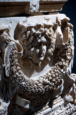 Antik Perge kentinden heykeller, lahitler ve diğer eserler Antalya Müzesi 'nde sergileniyor. Perge, Antalya, Türkiye 'deki sütunlar. Pamphylian antik kentindeki sütunlu caddenin kalıntıları. Perge, Antalya, Türkiye 'deki sütunlar.