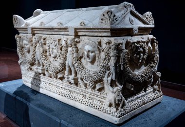 Antik Perge kentinden heykeller, lahitler ve diğer eserler Antalya Müzesi 'nde sergileniyor. Perge, Antalya, Türkiye 'deki sütunlar. Pamphylian antik kentindeki sütunlu caddenin kalıntıları. Perge, Antalya, Türkiye 'deki sütunlar.