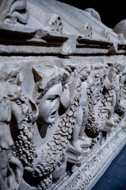 Antik Perge kentinden heykeller, lahitler ve diğer eserler Antalya Müzesi 'nde sergileniyor. Perge, Antalya, Türkiye 'deki sütunlar. Pamphylian antik kentindeki sütunlu caddenin kalıntıları. Perge, Antalya, Türkiye 'deki sütunlar.