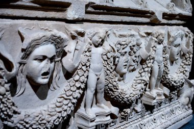 Antik Perge kentinden heykeller, lahitler ve diğer eserler Antalya Müzesi 'nde sergileniyor. Perge, Antalya, Türkiye 'deki sütunlar. Pamphylian antik kentindeki sütunlu caddenin kalıntıları. Perge, Antalya, Türkiye 'deki sütunlar.