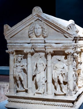 Antik Perge kentinden heykeller, lahitler ve diğer eserler Antalya Müzesi 'nde sergileniyor. Perge, Antalya, Türkiye 'deki sütunlar. Pamphylian antik kentindeki sütunlu caddenin kalıntıları. Perge, Antalya, Türkiye 'deki sütunlar.