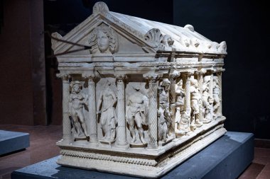 Antik Perge kentinden heykeller, lahitler ve diğer eserler Antalya Müzesi 'nde sergileniyor. Perge, Antalya, Türkiye 'deki sütunlar. Pamphylian antik kentindeki sütunlu caddenin kalıntıları. Perge, Antalya, Türkiye 'deki sütunlar.