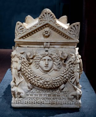 Antik Perge kentinden heykeller, lahitler ve diğer eserler Antalya Müzesi 'nde sergileniyor. Perge, Antalya, Türkiye 'deki sütunlar. Pamphylian antik kentindeki sütunlu caddenin kalıntıları. Perge, Antalya, Türkiye 'deki sütunlar.