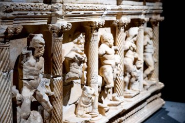 Antik Perge kentinden heykeller, lahitler ve diğer eserler Antalya Müzesi 'nde sergileniyor. Perge, Antalya, Türkiye 'deki sütunlar. Pamphylian antik kentindeki sütunlu caddenin kalıntıları. Perge, Antalya, Türkiye 'deki sütunlar.