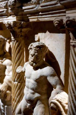 Antik Perge kentinden heykeller, lahitler ve diğer eserler Antalya Müzesi 'nde sergileniyor. Perge, Antalya, Türkiye 'deki sütunlar. Pamphylian antik kentindeki sütunlu caddenin kalıntıları. Perge, Antalya, Türkiye 'deki sütunlar.