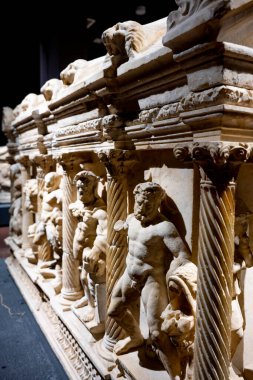Antik Perge kentinden heykeller, lahitler ve diğer eserler Antalya Müzesi 'nde sergileniyor. Perge, Antalya, Türkiye 'deki sütunlar. Pamphylian antik kentindeki sütunlu caddenin kalıntıları. Perge, Antalya, Türkiye 'deki sütunlar.