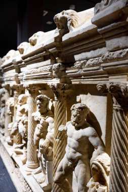 Antik Perge kentinden heykeller, lahitler ve diğer eserler Antalya Müzesi 'nde sergileniyor. Perge, Antalya, Türkiye 'deki sütunlar. Pamphylian antik kentindeki sütunlu caddenin kalıntıları. Perge, Antalya, Türkiye 'deki sütunlar.