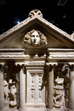 Antik Perge kentinden heykeller, lahitler ve diğer eserler Antalya Müzesi 'nde sergileniyor. Perge, Antalya, Türkiye 'deki sütunlar. Pamphylian antik kentindeki sütunlu caddenin kalıntıları. Perge, Antalya, Türkiye 'deki sütunlar.