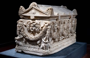 Antik Perge kentinden heykeller, lahitler ve diğer eserler Antalya Müzesi 'nde sergileniyor. Perge, Antalya, Türkiye 'deki sütunlar. Pamphylian antik kentindeki sütunlu caddenin kalıntıları. Perge, Antalya, Türkiye 'deki sütunlar.