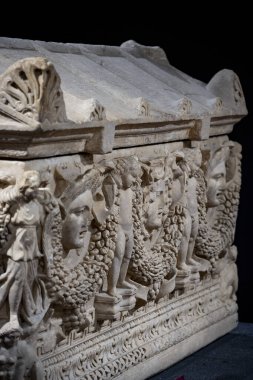 Antik Perge kentinden heykeller, lahitler ve diğer eserler Antalya Müzesi 'nde sergileniyor. Perge, Antalya, Türkiye 'deki sütunlar. Pamphylian antik kentindeki sütunlu caddenin kalıntıları. Perge, Antalya, Türkiye 'deki sütunlar.