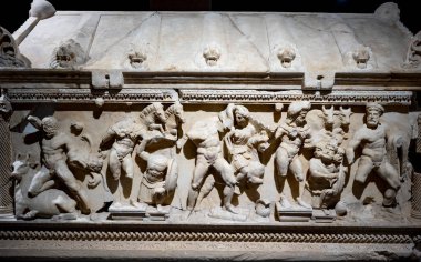 Antik Perge kentinden heykeller, lahitler ve diğer eserler Antalya Müzesi 'nde sergileniyor. Perge, Antalya, Türkiye 'deki sütunlar. Pamphylian antik kentindeki sütunlu caddenin kalıntıları. Perge, Antalya, Türkiye 'deki sütunlar.