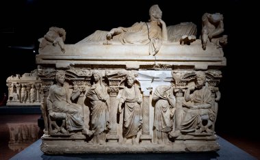 Antik Perge kentinden heykeller, lahitler ve diğer eserler Antalya Müzesi 'nde sergileniyor. Perge, Antalya, Türkiye 'deki sütunlar. Pamphylian antik kentindeki sütunlu caddenin kalıntıları. Perge, Antalya, Türkiye 'deki sütunlar.