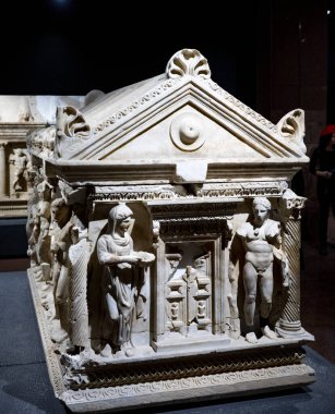 Antik Perge kentinden heykeller, lahitler ve diğer eserler Antalya Müzesi 'nde sergileniyor. Perge, Antalya, Türkiye 'deki sütunlar. Pamphylian antik kentindeki sütunlu caddenin kalıntıları. Perge, Antalya, Türkiye 'deki sütunlar.