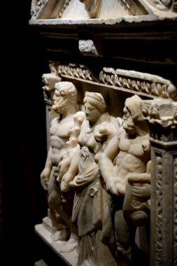 Antik Perge kentinden heykeller, lahitler ve diğer eserler Antalya Müzesi 'nde sergileniyor. Perge, Antalya, Türkiye 'deki sütunlar. Pamphylian antik kentindeki sütunlu caddenin kalıntıları. Perge, Antalya, Türkiye 'deki sütunlar.