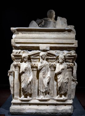 Antik Perge kentinden heykeller, lahitler ve diğer eserler Antalya Müzesi 'nde sergileniyor. Perge, Antalya, Türkiye 'deki sütunlar. Pamphylian antik kentindeki sütunlu caddenin kalıntıları. Perge, Antalya, Türkiye 'deki sütunlar.