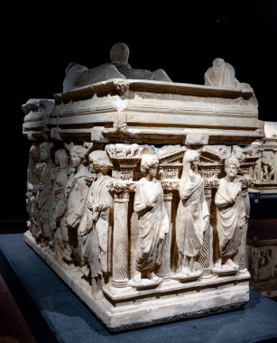 Antik Perge kentinden heykeller, lahitler ve diğer eserler Antalya Müzesi 'nde sergileniyor. Perge, Antalya, Türkiye 'deki sütunlar. Pamphylian antik kentindeki sütunlu caddenin kalıntıları. Perge, Antalya, Türkiye 'deki sütunlar.