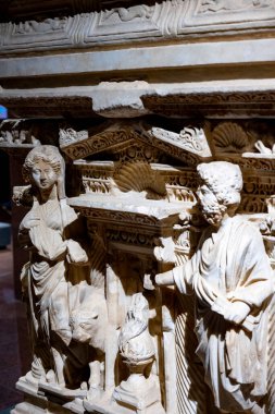 Antik Perge kentinden heykeller, lahitler ve diğer eserler Antalya Müzesi 'nde sergileniyor. Perge, Antalya, Türkiye 'deki sütunlar. Pamphylian antik kentindeki sütunlu caddenin kalıntıları. Perge, Antalya, Türkiye 'deki sütunlar.