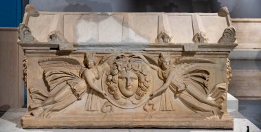 Antik Perge kentinden heykeller, lahitler ve diğer eserler Antalya Müzesi 'nde sergileniyor. Perge, Antalya, Türkiye 'deki sütunlar. Pamphylian antik kentindeki sütunlu caddenin kalıntıları. Perge, Antalya, Türkiye 'deki sütunlar.