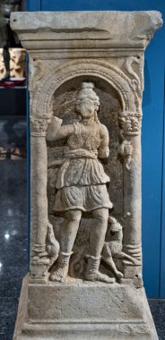 Antik Perge kentinden heykeller, lahitler ve diğer eserler Antalya Müzesi 'nde sergileniyor. Perge, Antalya, Türkiye 'deki sütunlar. Pamphylian antik kentindeki sütunlu caddenin kalıntıları. Perge, Antalya, Türkiye 'deki sütunlar.