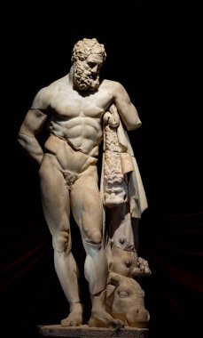 Antik Perge kentinden heykeller, lahitler ve diğer eserler Antalya Müzesi 'nde sergileniyor. Perge, Antalya, Türkiye 'deki sütunlar. Pamphylian antik kentindeki sütunlu caddenin kalıntıları. Perge, Antalya, Türkiye 'deki sütunlar.