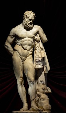 Antik Perge kentinden heykeller, lahitler ve diğer eserler Antalya Müzesi 'nde sergileniyor. Perge, Antalya, Türkiye 'deki sütunlar. Pamphylian antik kentindeki sütunlu caddenin kalıntıları. Perge, Antalya, Türkiye 'deki sütunlar.