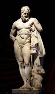 Antik Perge kentinden heykeller, lahitler ve diğer eserler Antalya Müzesi 'nde sergileniyor. Perge, Antalya, Türkiye 'deki sütunlar. Pamphylian antik kentindeki sütunlu caddenin kalıntıları. Perge, Antalya, Türkiye 'deki sütunlar.