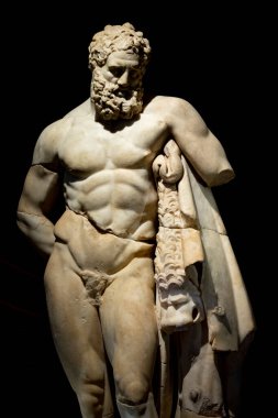 Antik Perge kentinden heykeller, lahitler ve diğer eserler Antalya Müzesi 'nde sergileniyor. Perge, Antalya, Türkiye 'deki sütunlar. Pamphylian antik kentindeki sütunlu caddenin kalıntıları. Perge, Antalya, Türkiye 'deki sütunlar.