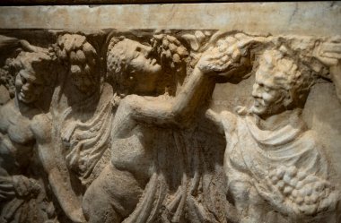 Antik Perge kentinden heykeller, lahitler ve diğer eserler Antalya Müzesi 'nde sergileniyor. Perge, Antalya, Türkiye 'deki sütunlar. Pamphylian antik kentindeki sütunlu caddenin kalıntıları. Perge, Antalya, Türkiye 'deki sütunlar.