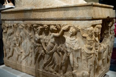 Antik Perge kentinden heykeller, lahitler ve diğer eserler Antalya Müzesi 'nde sergileniyor. Perge, Antalya, Türkiye 'deki sütunlar. Pamphylian antik kentindeki sütunlu caddenin kalıntıları. Perge, Antalya, Türkiye 'deki sütunlar.