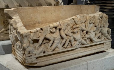 Antik Perge kentinden heykeller, lahitler ve diğer eserler Antalya Müzesi 'nde sergileniyor. Perge, Antalya, Türkiye 'deki sütunlar. Pamphylian antik kentindeki sütunlu caddenin kalıntıları. Perge, Antalya, Türkiye 'deki sütunlar.