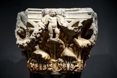 Antik Perge kentinden heykeller, lahitler ve diğer eserler Antalya Müzesi 'nde sergileniyor. Perge, Antalya, Türkiye 'deki sütunlar. Pamphylian antik kentindeki sütunlu caddenin kalıntıları. Perge, Antalya, Türkiye 'deki sütunlar.