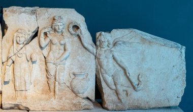 Antik Perge kentinden heykeller, lahitler ve diğer eserler Antalya Müzesi 'nde sergileniyor. Perge, Antalya, Türkiye 'deki sütunlar. Pamphylian antik kentindeki sütunlu caddenin kalıntıları. Perge, Antalya, Türkiye 'deki sütunlar.