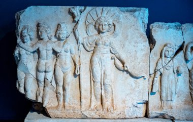 Antik Perge kentinden heykeller, lahitler ve diğer eserler Antalya Müzesi 'nde sergileniyor. Perge, Antalya, Türkiye 'deki sütunlar. Pamphylian antik kentindeki sütunlu caddenin kalıntıları. Perge, Antalya, Türkiye 'deki sütunlar.