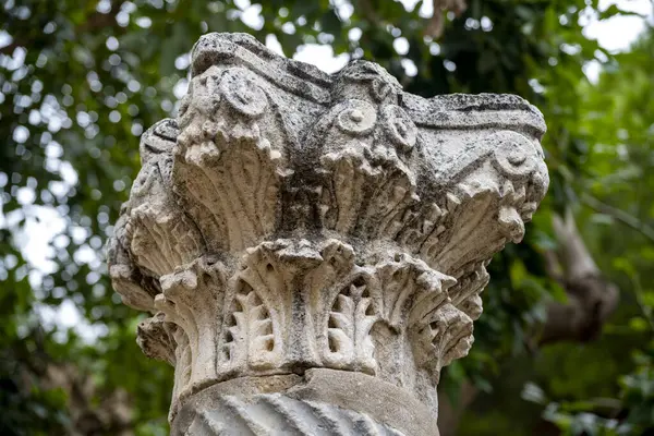 Antik Perge kentinden heykeller, lahitler ve diğer eserler Antalya Müzesi 'nde sergileniyor. Perge, Antalya, Türkiye 'deki sütunlar. Pamphylian antik kentindeki sütunlu caddenin kalıntıları. Perge, Antalya, Türkiye 'deki sütunlar.