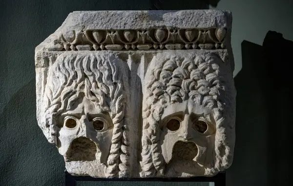 Antik Perge kentinden heykeller, lahitler ve diğer eserler Antalya Müzesi 'nde sergileniyor. Perge, Antalya, Türkiye 'deki sütunlar. Pamphylian antik kentindeki sütunlu caddenin kalıntıları. Perge, Antalya, Türkiye 'deki sütunlar.