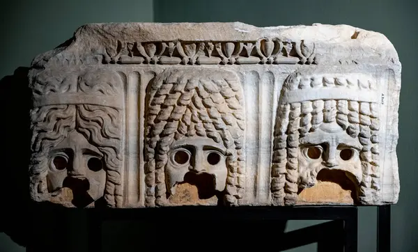 Antik Perge kentinden heykeller, lahitler ve diğer eserler Antalya Müzesi 'nde sergileniyor. Perge, Antalya, Türkiye 'deki sütunlar. Pamphylian antik kentindeki sütunlu caddenin kalıntıları. Perge, Antalya, Türkiye 'deki sütunlar.