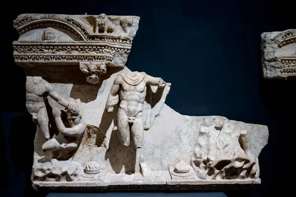 Antik Perge kentinden heykeller, lahitler ve diğer eserler Antalya Müzesi 'nde sergileniyor. Perge, Antalya, Türkiye 'deki sütunlar. Pamphylian antik kentindeki sütunlu caddenin kalıntıları. Perge, Antalya, Türkiye 'deki sütunlar.