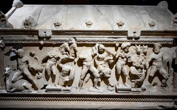 Antik Perge kentinden heykeller, lahitler ve diğer eserler Antalya Müzesi 'nde sergileniyor. Perge, Antalya, Türkiye 'deki sütunlar. Pamphylian antik kentindeki sütunlu caddenin kalıntıları. Perge, Antalya, Türkiye 'deki sütunlar.