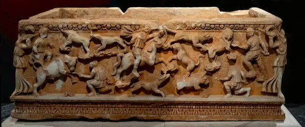 Antik Perge kentinden heykeller, lahitler ve diğer eserler Antalya Müzesi 'nde sergileniyor. Perge, Antalya, Türkiye 'deki sütunlar. Pamphylian antik kentindeki sütunlu caddenin kalıntıları. Perge, Antalya, Türkiye 'deki sütunlar.