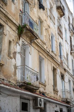 Beyaz-mavi şehir Sidi Bou Said, Tunus. Fransız tılsımlı doğu masalı. Eski tarihi bir binanın manzarası, Sidi Bou Kartaca, Tunus.