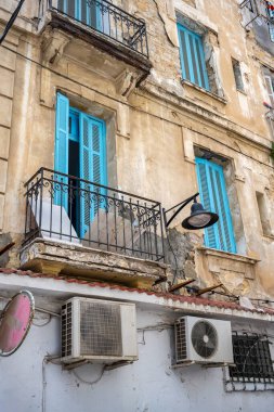 Beyaz-mavi şehir Sidi Bou Said, Tunus. Fransız tılsımlı doğu masalı. Eski tarihi bir binanın manzarası, Sidi Bou Kartaca, Tunus.