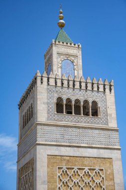 Tunus 'un Medine' sinin göbeğinde yer alan Zitouna Camii 734 yılında kuruldu ve bir zamanlar kilisenin bulunduğu bir alana inşa edildi. Tamamen 9. yüzyılda yeniden inşa edildi ve restore edildi. Tunus, Tunisa