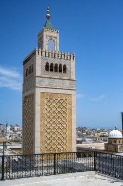 Tunus 'un Medine' sinin göbeğinde yer alan Zitouna Camii 734 yılında kuruldu ve bir zamanlar kilisenin bulunduğu bir alana inşa edildi. Tamamen 9. yüzyılda yeniden inşa edildi ve restore edildi. Tunus, Tunisa