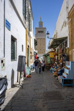 Tunus 'un Medine' sinin göbeğinde yer alan Zitouna Camii 734 yılında kuruldu ve bir zamanlar kilisenin bulunduğu bir alana inşa edildi. Tamamen 9. yüzyılda yeniden inşa edildi ve restore edildi. Tunus, Tunisa