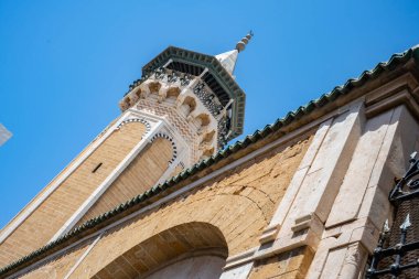 Tunus 'un Medine' sinin göbeğinde yer alan Zitouna Camii 734 yılında kuruldu ve bir zamanlar kilisenin bulunduğu bir alana inşa edildi. Tamamen 9. yüzyılda yeniden inşa edildi ve restore edildi. Tunus, Tunisa