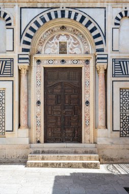 Tunus 'un Medine' sinin göbeğinde yer alan Zitouna Camii 734 yılında kuruldu ve bir zamanlar kilisenin bulunduğu bir alana inşa edildi. Tamamen 9. yüzyılda yeniden inşa edildi ve restore edildi. Tunus, Tunisa