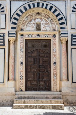 Tunus 'un Medine' sinin göbeğinde yer alan Zitouna Camii 734 yılında kuruldu ve bir zamanlar kilisenin bulunduğu bir alana inşa edildi. Tamamen 9. yüzyılda yeniden inşa edildi ve restore edildi. Tunus, Tunisa